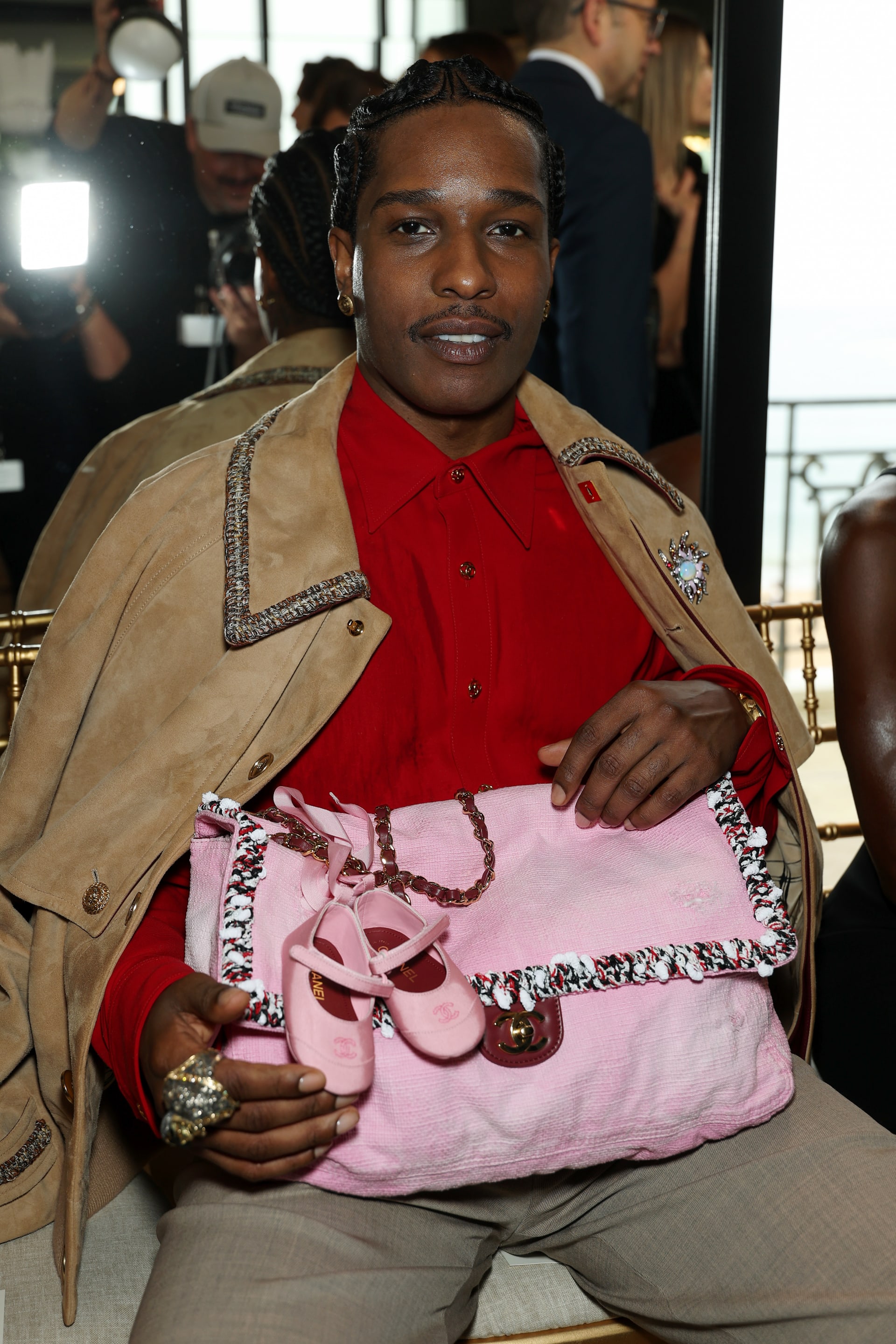 تحوّل آيساب روكي إلى أبرز الضيوف الحاضرة دائمًا في عروض أزياء دار "شانيل" الفرنسيّة، من دون الإعلان عن شراكة رسمية تجمعهما. 