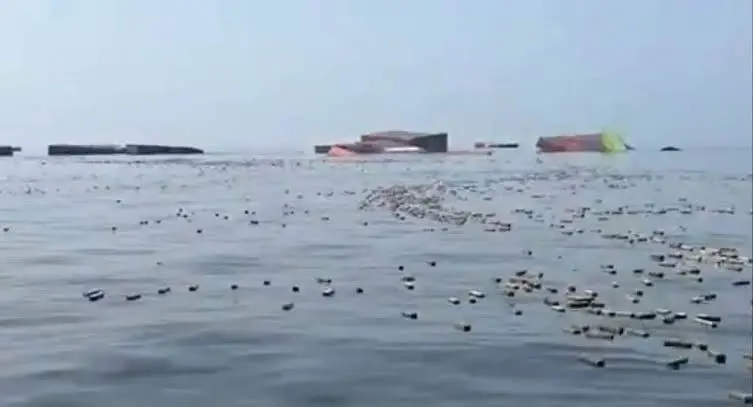 صورة مرتبطة بعبوات عطور قيل إنها ظهرت على سطح المياه