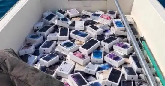 صورة مرتبطة بهواتف آيفون قيل إنها طفت في مضيق هرمز