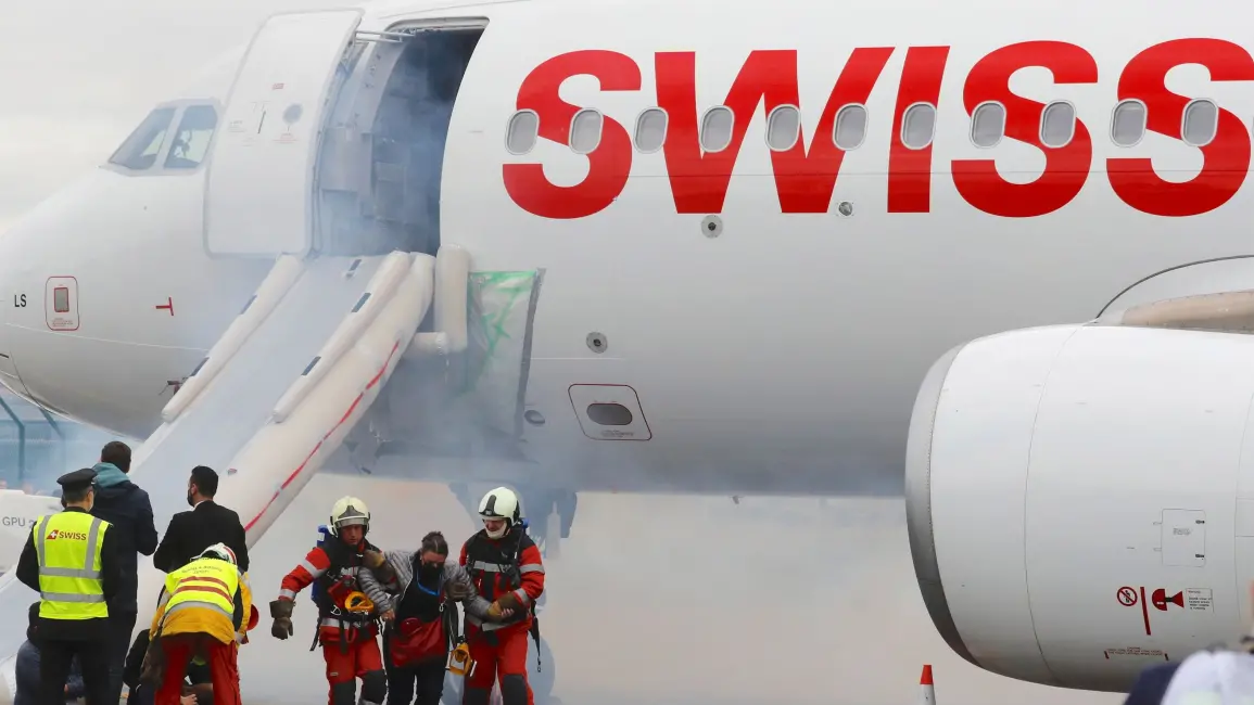 إصابة 6 ركاب في إجلاء طارئ لطائرة سويسرية بمطار دلهي إثر تعطل محرك