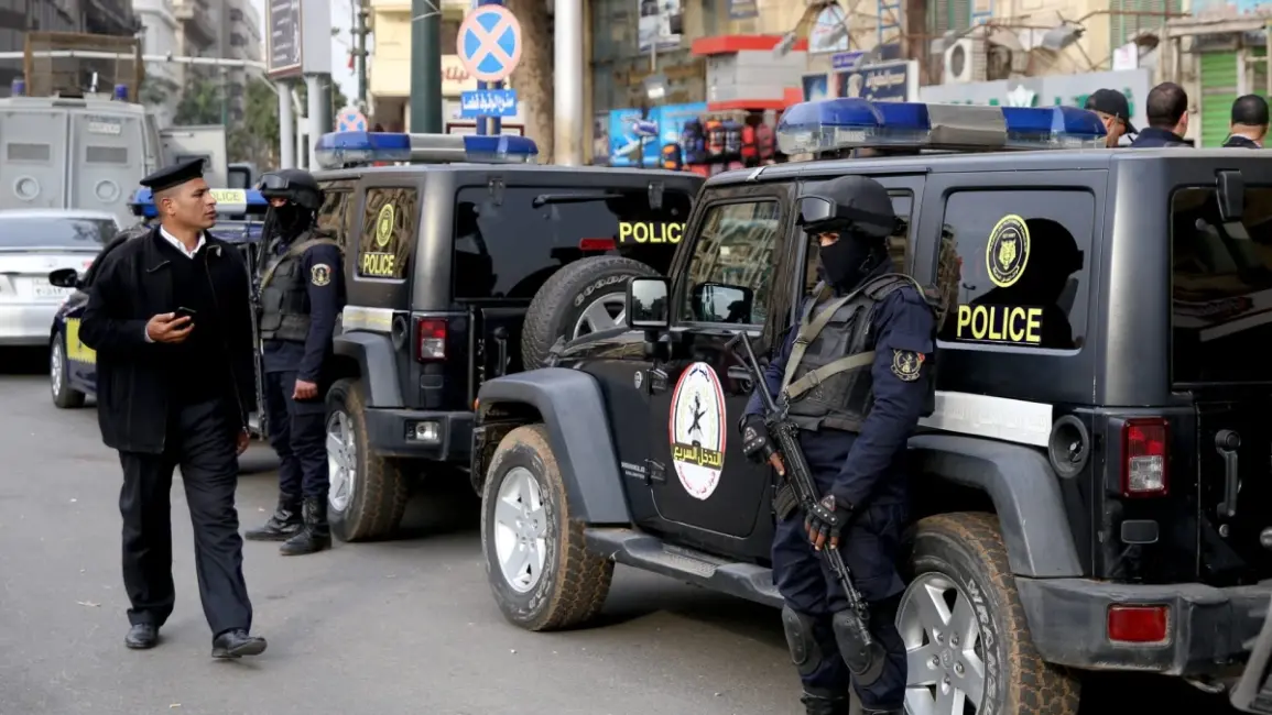 شخص يثير الذعر في الدقهلية بإلقاء الحجارة من مأذنة مسجد.. والداخلية تتدخل