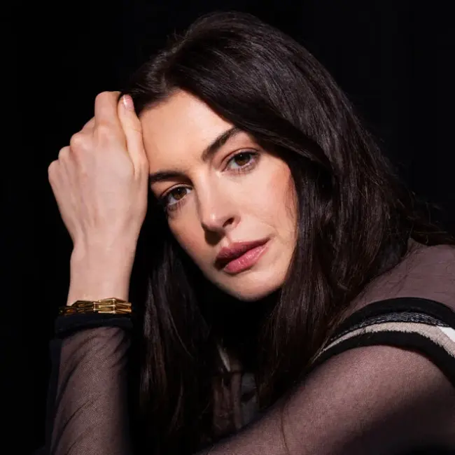 Hollywood Star anne hathaway Debuts Bold Maternity Fashion and New Cinematic Project at "The End of Oak Street" Premiere