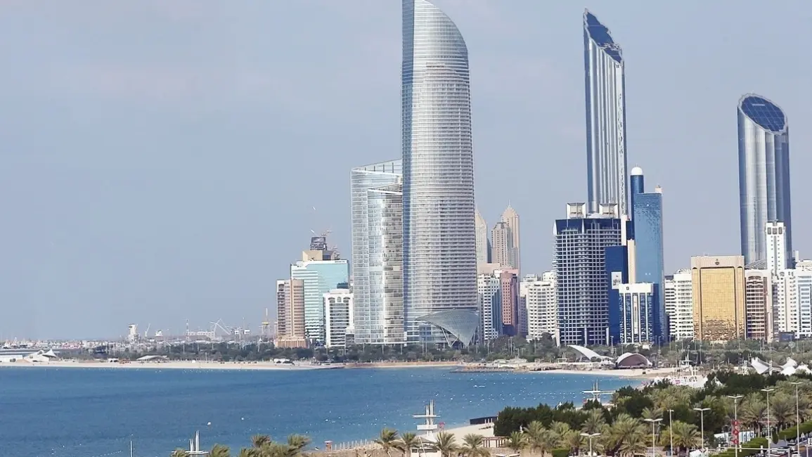 الإمارات.. طقس غائم وفرص أمطار شرقاً مع ارتفاع تدريجي في الحرارة