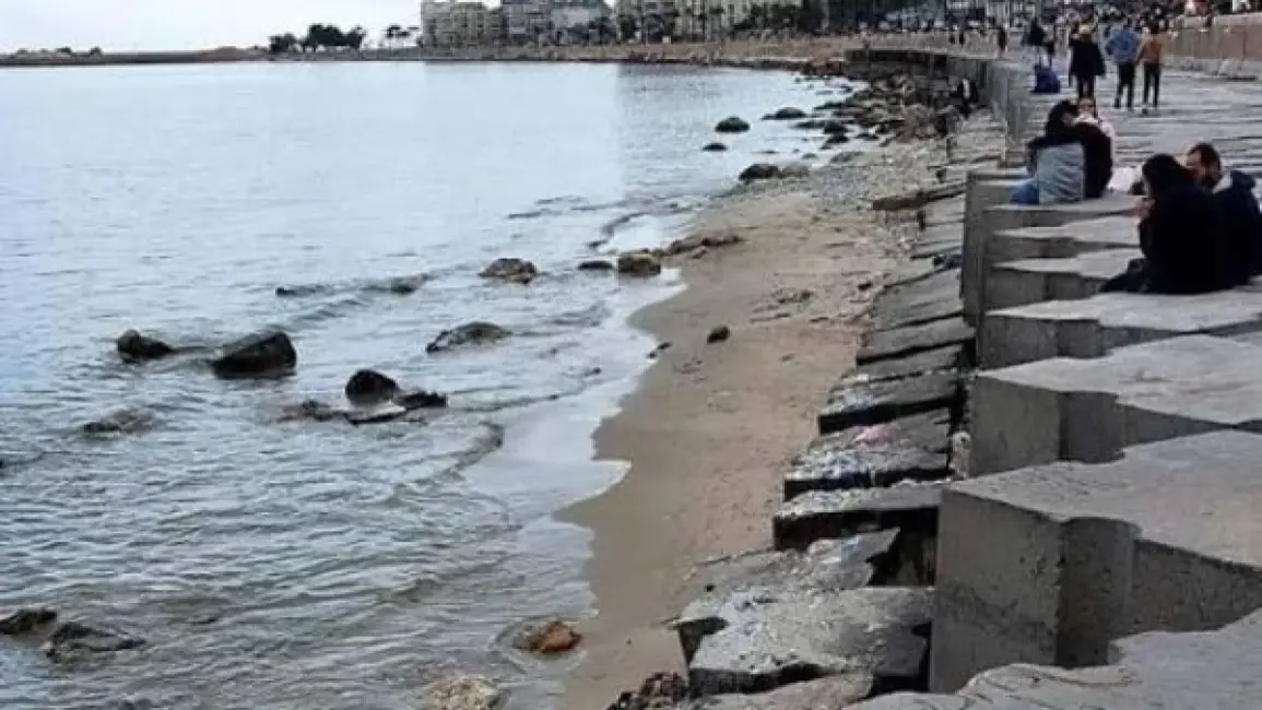 انحسار مياه البحر على شواطئ الإسكندرية والمعهد القومي لعلوم البحار يوضح السبب