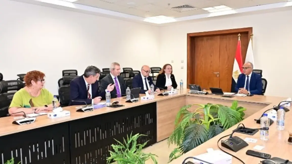 وزير الري يبحث مع تحالف عالمي وجامعات بريطانية تطوير إدارة المياه والزراعة