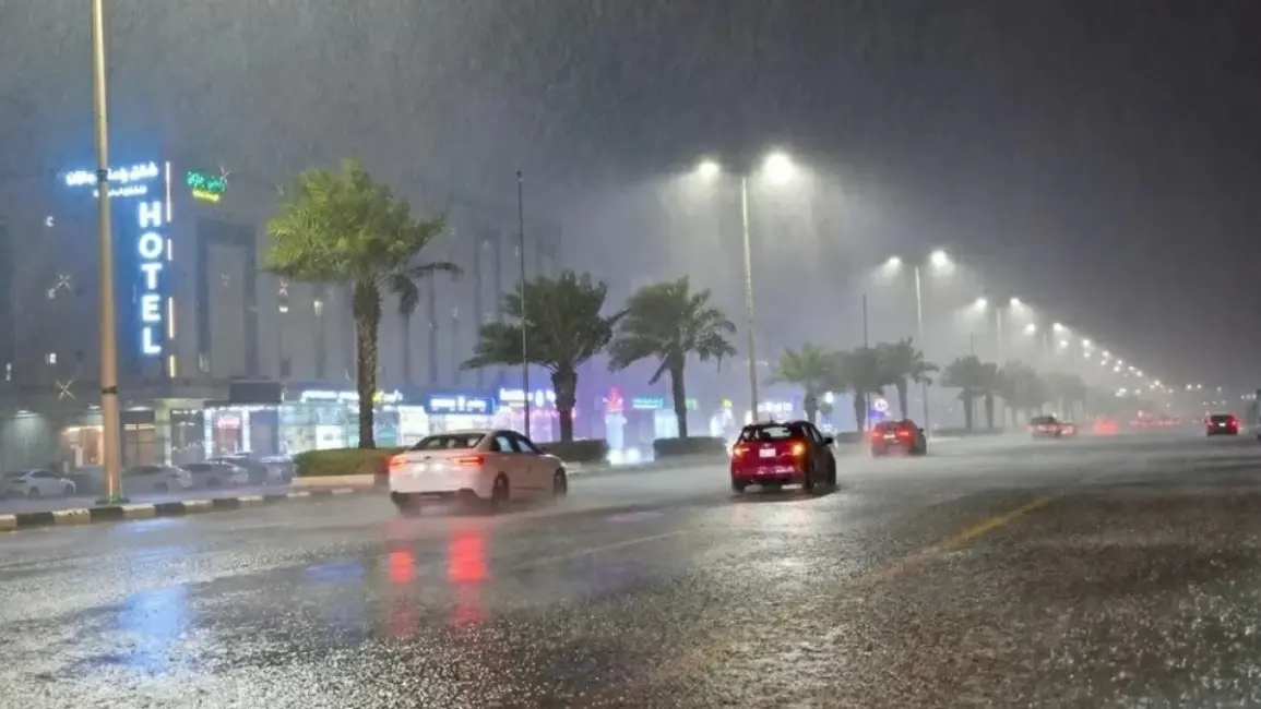 إنذار أحمر لمكة والجموم بسبب أمطار غزيرة وسيول حتى 8 مساءً