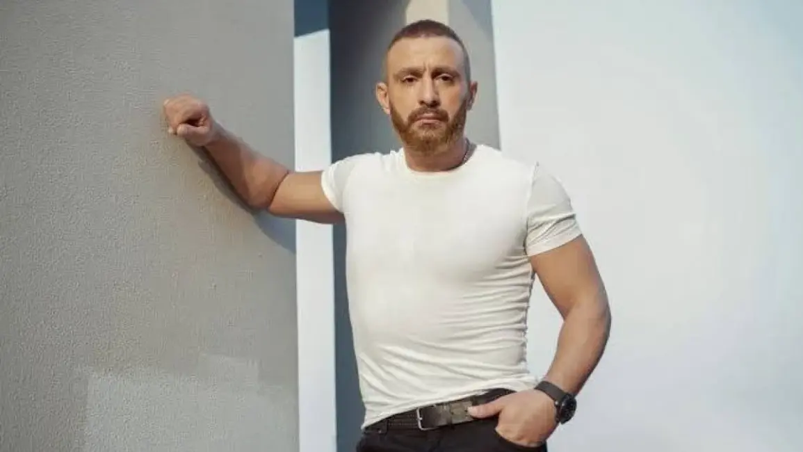 أحمد السقا يهنئ منى زكي بعد تكريمها في افتتاح مهرجان الجونة