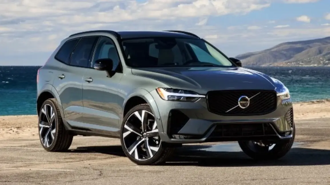 فولفو XC60 2026 الهجينة بقوة إجمالية 455 حصانًا ومدى كهربائي 80 كيلومترًا