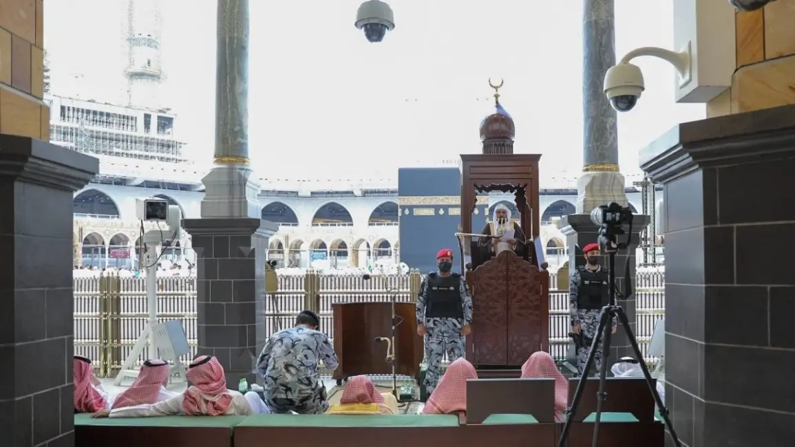 خطيب المسجد الحرام: حلاوة الإيمان تمنح الطمأنينة وتحذر من أربع خصال للشقاء