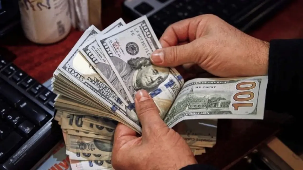 الدولار يقترب من 56 جنيهًا للبيع وبنك التنمية الصناعية يسجل 55.76 جنيه
