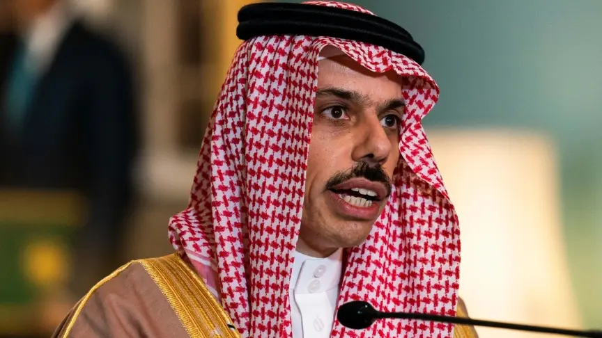 فيصل بن فرحان وحسين الشيخ يبحثان تطورات المنطقة والأوضاع الفلسطينية