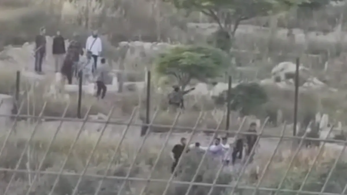 مستوطنون إسرائيليون يجبرون فلسطينيين على نقل جثمان من قبره قرب جنين
