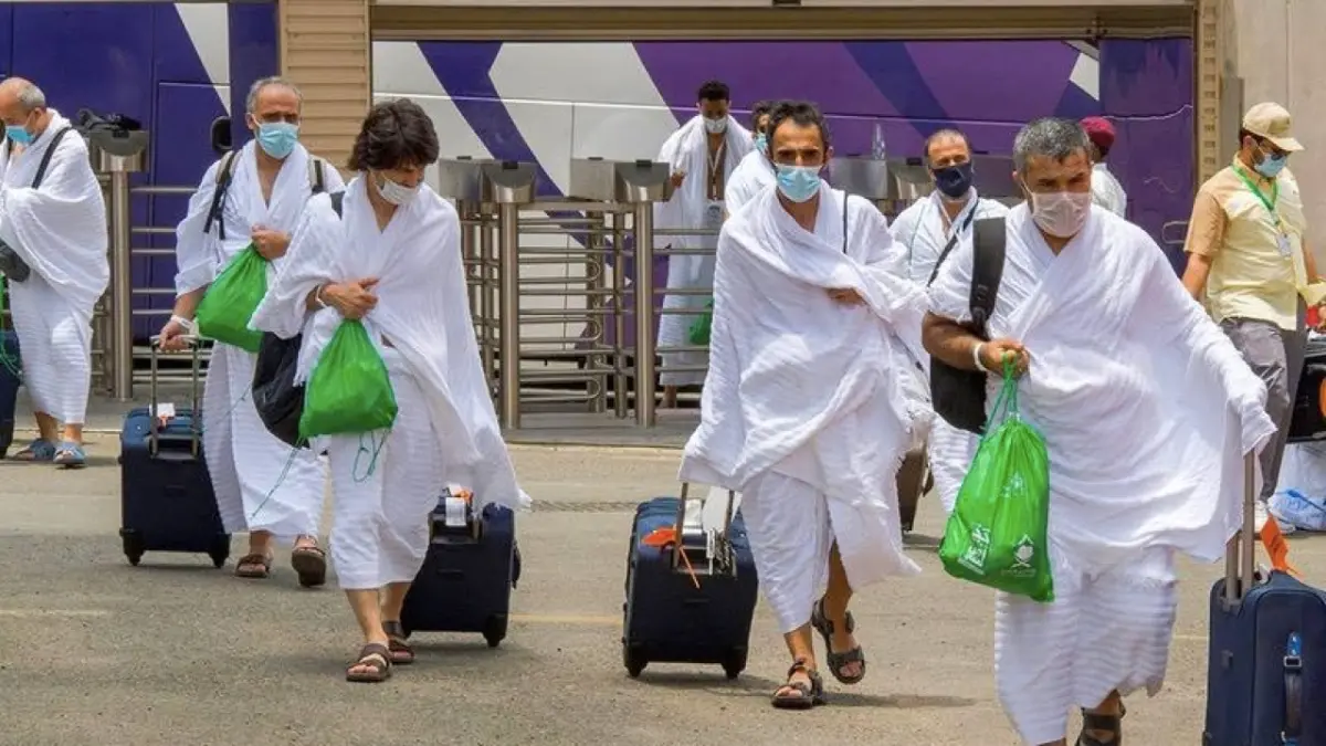 السعودية تُلزم التجار بمعايير جديدة لملابس الإحرام وتلعن عن عقوبات صارمة للمخالفين