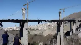 تصعيد الجسور: ترامب يحذر إيران وحقيقة تهديد جسر عبدون