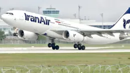 طائرة تحلق في السماء