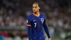 تشافي سيمونز يعلن غيابه عن كأس العالم 2026 للإصابة