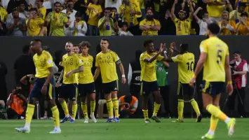 لاعبو نادي النصر يحتفلون بالتأهل إلى النهائي