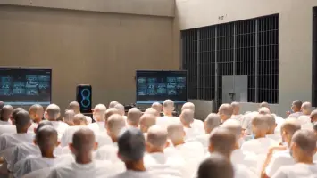 مجموعة من الأشخاص داخل قاعة محكمة