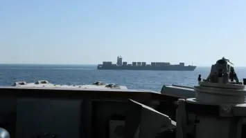 سفينة تعبر مضيق بحري