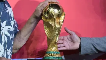 شعار فيفا مع كرة قدم وكأس العالم