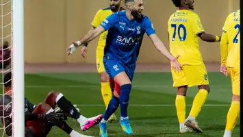 فريق الهلال يحتفل بعد تسجيل هدف