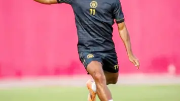 لاعب كرة قدم سعودي يتنافس على الكرة خلال مباراة