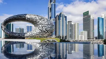 سماء زرقاء صافية فوق مدينة إماراتية