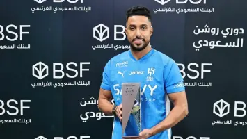 سالم الدوسري يحتفل بإنجازه التاريخي مع نادي الهلال