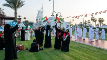 نساء مشاركات في مسيرة احتفالية بدبي تكريماً للمرأة الإماراتية