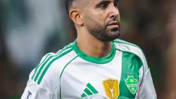 رياض محرز لاعب كرة القدم الجزائري