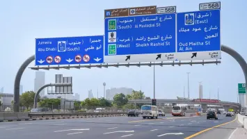 دراجة توصيل تسير في شوارع أبوظبي