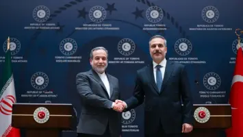 وزير خارجية تركيا هاكان فيدان ووزير خارجية إيران عباس عراقجي يتبادلان الحديث عبر الهاتف.