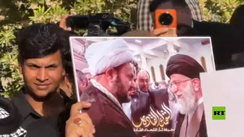 متظاهرون في بغداد يرفعون أعلام حزب الله وصور الشيخ أكرم الكعبي