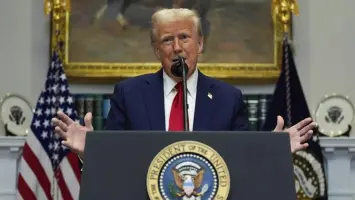 الرئيس الأمريكي دونالد ترامب يتحدث أمام البيت الأبيض