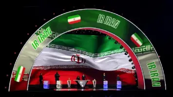 رئيس الاتحاد الإيراني لكرة القدم مهدي تاج مع لاعبي المنتخب.