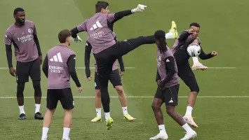 حارس مرمى ريال مدريد تيبو كورتوا أثناء التدريب