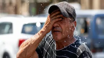 مشهد للسماء الزرقاء والشمس الساطعة فوق المدينة