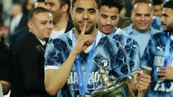 محمد الشيبي يستلم ميدالية خلال تتويج نادي بيراميدز
