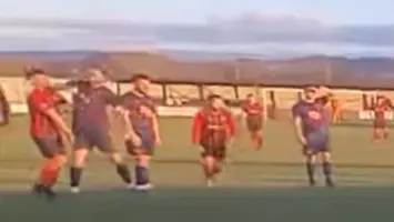 لاعب كرة قدم يوجه ضربة مرفق لخصمه في الملعب