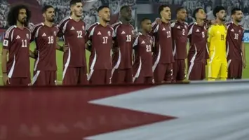 مدرب منتخب قطر جوليان لوبيتيغي مع اللاعبين