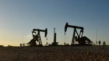 منشآت نفطية خليجية وخريطة توضح مضيق هرمز
