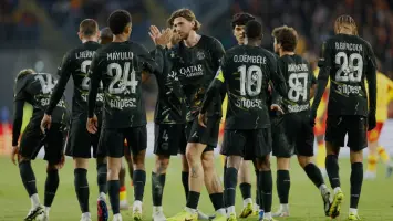 لاعبو باريس سان جيرمان يحتفلون بالفوز بالدوري