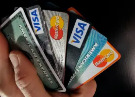 واجهة بنك إماراتي مع مبنى زجاجي حديث