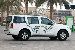 سيارة شرطة إماراتية أثناء أداء الواجب