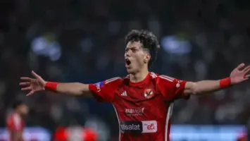 لاعب كرة القدم إمام عاشور يرتدي قميص النادي الأهلي