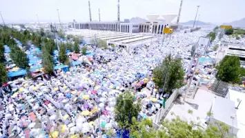 حجاج يؤدون الطواف حول الكعبة المشرفة في مكة المكرمة