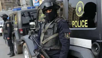 سيارات الإسعاف تنقل ضحايا حادث إطلاق النار في أسيوط