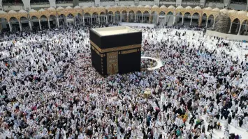 صورة للكعبة المشرفة تحت أشعة الشمس الساطعة