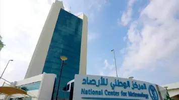 رياح مثيرة للأتربة مع سماء غائمة