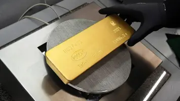 سبائك ذهبية براقة موضوعة بجانب بعضها البعض